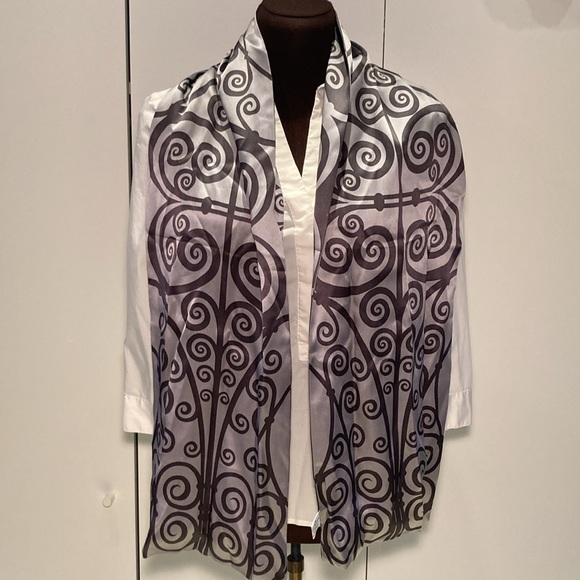 The Metropolitan Museum of Art scrolls silk scarf - Picture 6 of 16